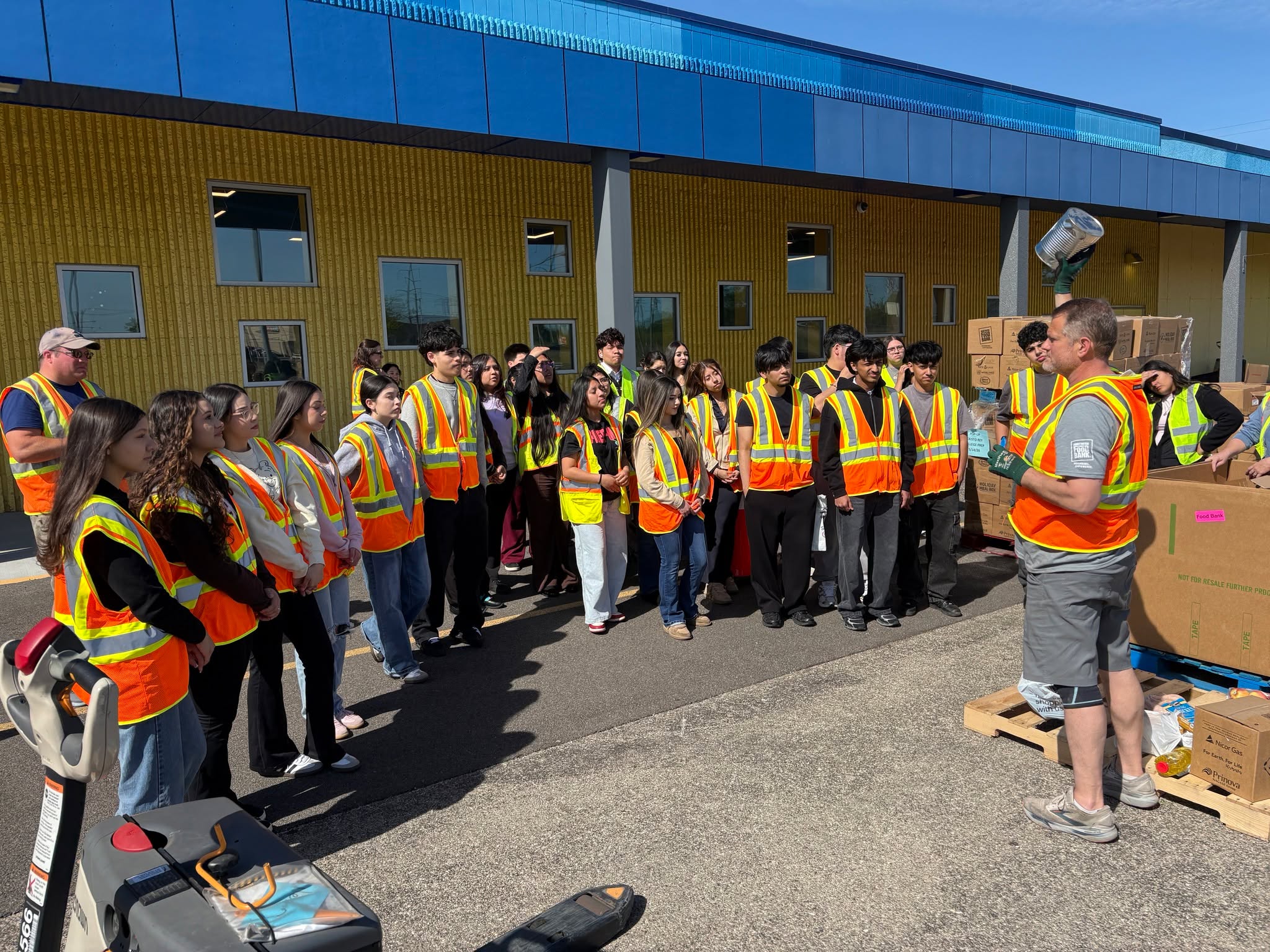 Last Thursday, our community came together in an incredible way!

With the support of @northernilfoodbank, we distributed groceries to more than 650 families in our area. We are especially grateful to our staff and students who stayed after school to volunteer their time, lend a helping hand, and serve our neighbors with compassion and care.

Thank you to everyone who helped make this possible. Together, we are making a difference in our community, one family at a time. 🙌 

#Community #Service #CristoRey #NorthernIllinoisFoodBank #NeighborsHelpingNeighbors #weareCRSM